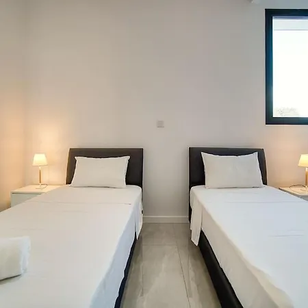 Starry Bay Luxury * Klorakas